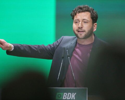 Felix Banaszak bei friedlichem Protest gegen AfD, symbolisiert durch engagierte Menschen und Blockaden.