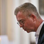 Stefan Evers steht vor Ort; Berliner Grünen werfen ihm vor, den CSD-Anschlag für den Wahlkampf zu missbrauchen.