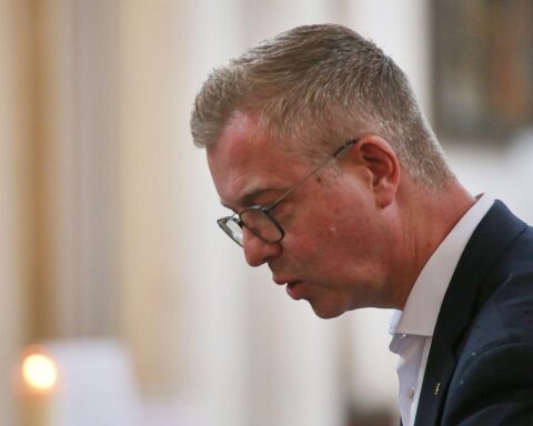 Stefan Evers steht vor Ort; Berliner Grünen werfen ihm vor, den CSD-Anschlag für den Wahlkampf zu missbrauchen.