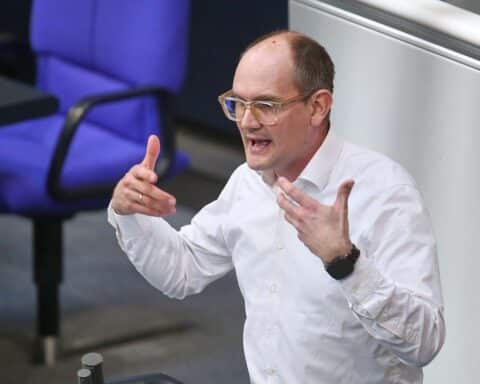 Janosch Dahmen (Grünen) bei Bundeswehr-Bezug: Reservist, Gelöbnis, Wehrdienst-Debatte im Bild.