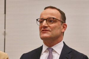 Jens Spahn (Archivfoto) steht im Kontext der Leihmutter-Debatte und politischer Kritik der Grünen.