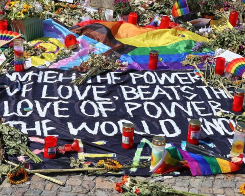 Trauernde nach CSD-Anschlag: Hamburger Polizei erhöht Sicherheit für den Christopher-Street-Day am Wochenende.