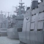 Deutsche Kriegsschiffe, Fregatten und moderne Militärtechnologie in einem navy-blauen Hintergrund.