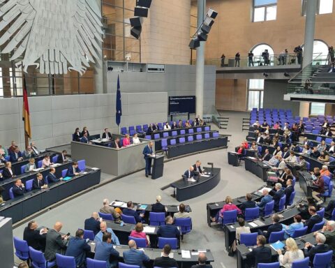 Bundestagssitzung im Archiv: Parlamentarier im Plenarsaal, Thema Heizungsgesetz-Änderung und Verfassungsgerichtsurteil.