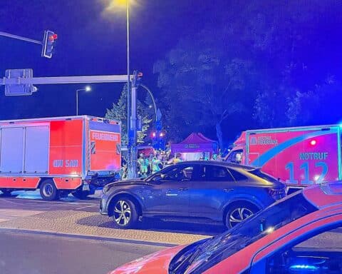 Auto rast in CSD-Menschenmenge; Bayerns Innenminister verurteilt islamistischen Anschlag.