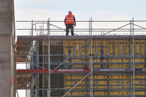 Bauarbeiter auf einer Baustelle (Archiv) – Warnsignal: Hitze kostet Milliarden, Produktivität sinkt.