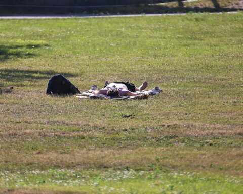 Ein Sommertag in Deutschland: heißes Wetter mit drohender Hitzewelle, Sonne über Städten und später Gewitterschauern.