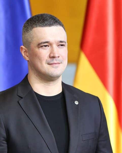 Mychajlo Fedorow (Archivfoto) vor dem Hintergrund von Kiew; Debatte über seine Wiedereinstellung als Verteidigungsminister.