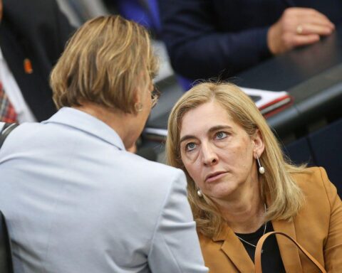 Stefanie Hubig und Nina Warken im Archivfoto: Diskussion um weibliche Nachbesetzung im Kanzleramt.