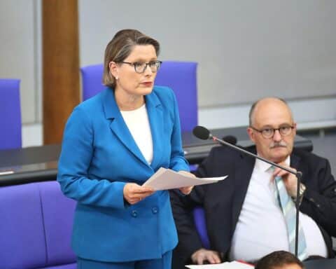 Stefanie Hubig spricht im Bundestag über Informationsfreiheitsgesetz und Transparenz der Regierung.