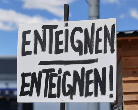 Enteignen-Schild im Archiv: Bundesjustizministerin Hubig diskutiert Merz’ angekündigtes Enteignungsverbot.