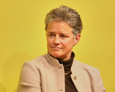 Baustelle mit Baumaschinen zur Sanierung der L103, Verkehrsministerin Lydia Hüskens vor Ort.