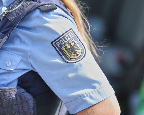 Bundespolizei festnimmt 31-Jährigen in Hildesheim, während ein nicht maulkorbtragender Listenhund dabei ist.
