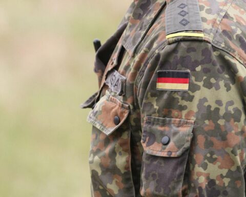 Bundeswehr-Soldat in Uniform, Symbol für den Wechsel in die Rüstungsindustrie und Fachkräftemangel.