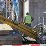 Bauarbeiter auf Baustelle, symbolisierend die Diskussion über Wohnraumpolitik und Arbeitnehmerrechte.