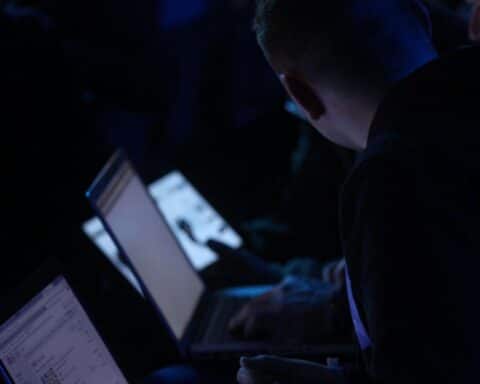 Ein Computer-Nutzer im Archiv, Symbol für IT-Sicherheit und die Warnung vor KI-basierten Cyberangriffen.