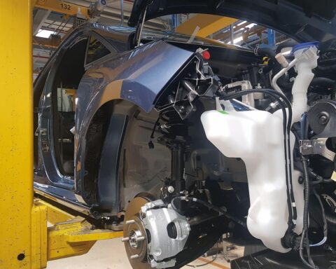 Wachsende Elektromobilität prägt die Autobranche, trotz gesunkener Stimmung im Geschäftsklima.
