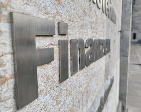 Bild eines Finanzministeriums mit Grafiken zur Haushaltslage und Infrastrukturinvestitionen.