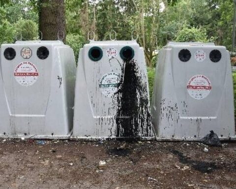 Illegale Altölentsorgung an Altglascontainer in Harpstedt; Polizei sucht Zeugen für Hinweise.