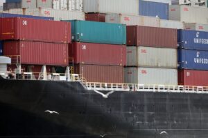 Archivfoto: Container in einem Hafen, Symbol für steigende Import- und Exportpreise.