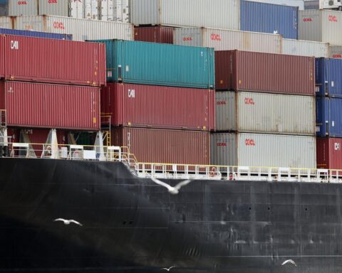 Archivfoto: Container in einem Hafen, Symbol für steigende Import- und Exportpreise.