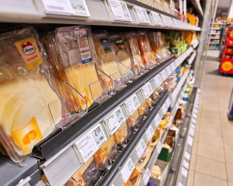 Ein Supermarkt-Regal im Archiv, als Symbol steigender Inflation im Euroraum.
