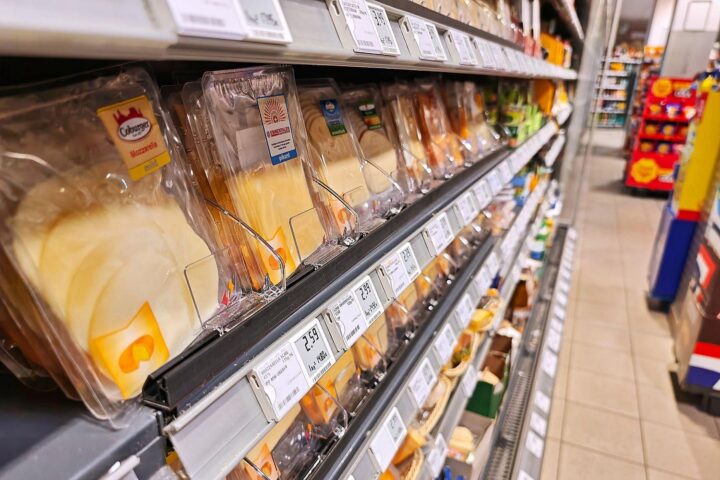 Ein Supermarkt-Regal im Archiv, als Symbol steigender Inflation im Euroraum.
