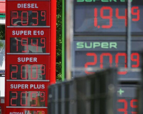 Archivfoto einer Tankstelle, da Artikel über gestiegene Verbraucherpreise und höhere Spritkosten berichtet.