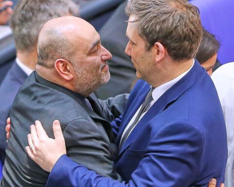 Omid Nouripour und Lars Klingbeil im Archivfoto: Grünen-Zuwachs, Merz unzufrieden.