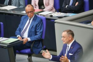 Friedrich Merz und Tino Chrupalla posieren gemeinsam: Insa-Wahltrend zur Bundestagswahl, AfD stärkste Kraft.