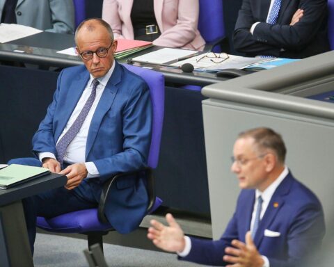 Friedrich Merz und Tino Chrupalla posieren gemeinsam: Insa-Wahltrend zur Bundestagswahl, AfD stärkste Kraft.