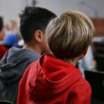 Kinder im Klassenzimmer lernen über Gesundheit und Prävention von Herz-Kreislauf-Erkrankungen.