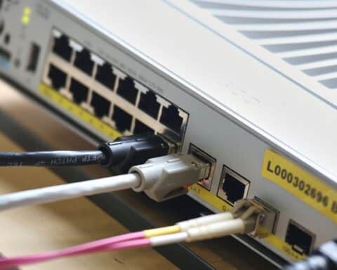 Ein Netzwerk-Patchpanel als Symbol für nordkoreanische IT-Fachkräfte, Cyber-Betrug und Sanktionsumgehung.