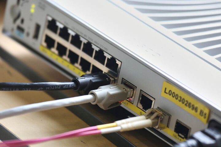 Ein Netzwerk-Patchpanel als Symbol für nordkoreanische IT-Fachkräfte, Cyber-Betrug und Sanktionsumgehung.