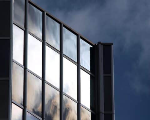 Büro-Hochhaus im Archiv, das auf die sinkende Investitionsbereitschaft im deutschen Mittelstand hinweist.