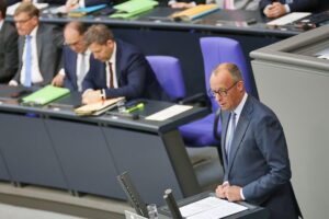 Friedrich Merz mit Ministern (Archiv) – Umfrage: Bundeswehr gilt als einzige besser, Wirtschaft und Sicherheit skeptisch.