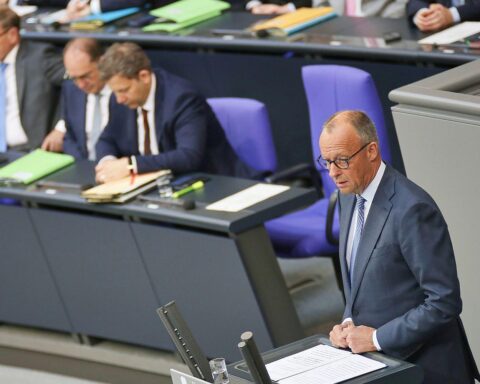 Friedrich Merz mit Ministern (Archiv) – Umfrage: Bundeswehr gilt als einzige besser, Wirtschaft und Sicherheit skeptisch.