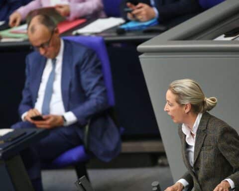 Friedrich Merz und Alice Weidel diskutieren Wahlumfragen zur AfD und politischen Entwicklungen.