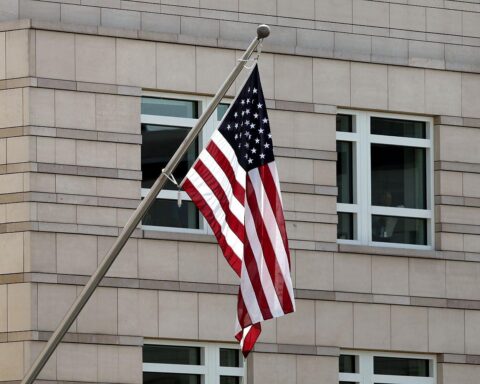 US-Flagge im Archiv: Iran meldete Raketenangriffe auf US-Stützpunkte, alle abgefangen, Alarmbereitschaft.