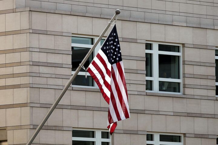 US-Flagge im Archiv: Iran meldete Raketenangriffe auf US-Stützpunkte, alle abgefangen, Alarmbereitschaft.