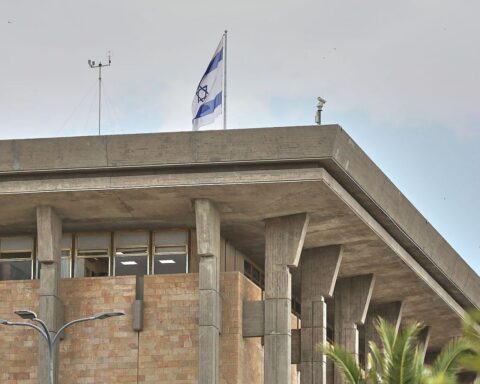 Israelische Fahne vor der Knesset in Jerusalem, Archivfoto, als Symbol politischer Rundfunkreform.
