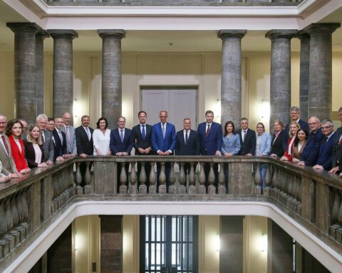 Kabinettssitzung im Verteidigungsministerium zur Stärkung der Bundeswehr und Infrastrukturinitiativen.
