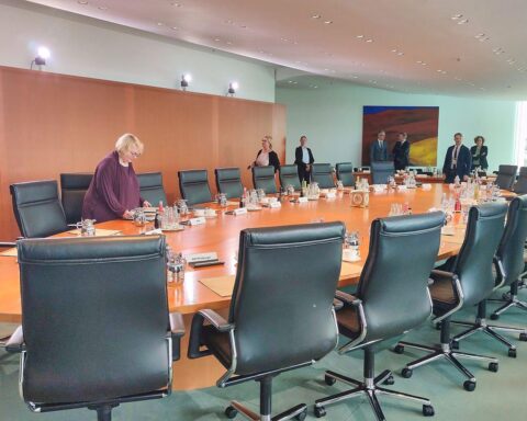 Archivfoto zeigt den Kabinettstisch im Kanzleramt, vor Sitzungsausfall am 5. August.
