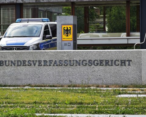Bild des Bundesverfassungsgerichts mit Fokus auf rechtliche Entscheidungen zum Schutz von Kindern.