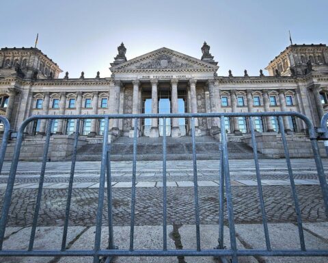 Bundestagsgebäude im Archiv, Hinweis auf Verfassungsgerichtsurteil zur AfD-Organklage gegen die 2G+-Regel.