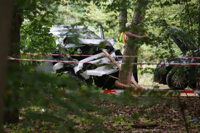 Polizeigelände am Tatort nach CSD-Todesfahrt in Berlin: Einsatzkräfte, Absperrung, Hinweis „Tatort“.