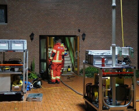 Feuerwehr Nienhagen räumt überfluteten Kirchenkeller nach Gewitter mit Tauchpumpen und Gerätschaften aus.