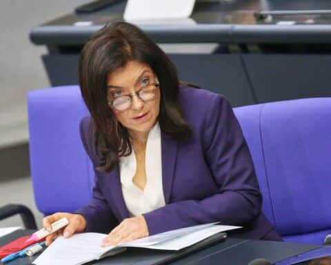 Katherina Reiche (CDU) bei einer Pressekonferenz; im Text: Kritik von Michael Kellner an Berater-Einsätzen.