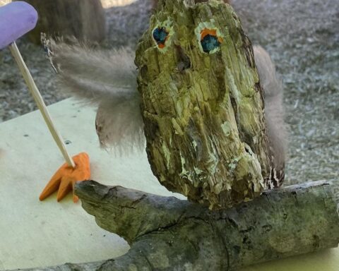 Kinder arbeiten kreativ mit Holz und Naturmaterialien, erschaffen fantasievolle Tierfiguren und Kunstwerke.