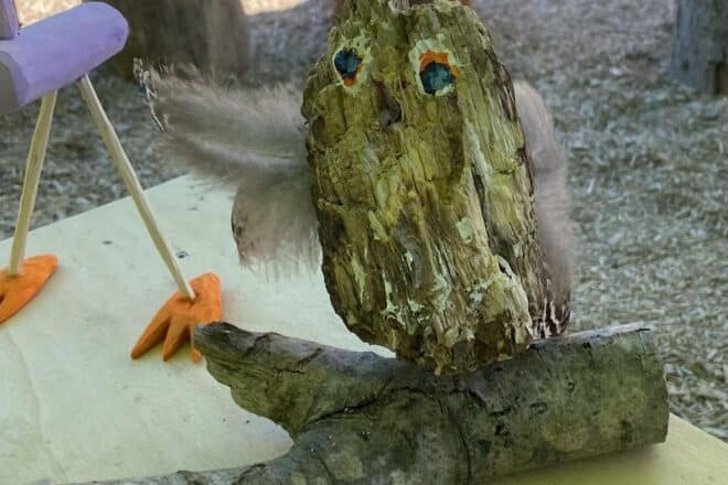 Kinder der Naturgruppe Hofwiese entdecken Holzarbeit bei „Kunst ohne Dach“